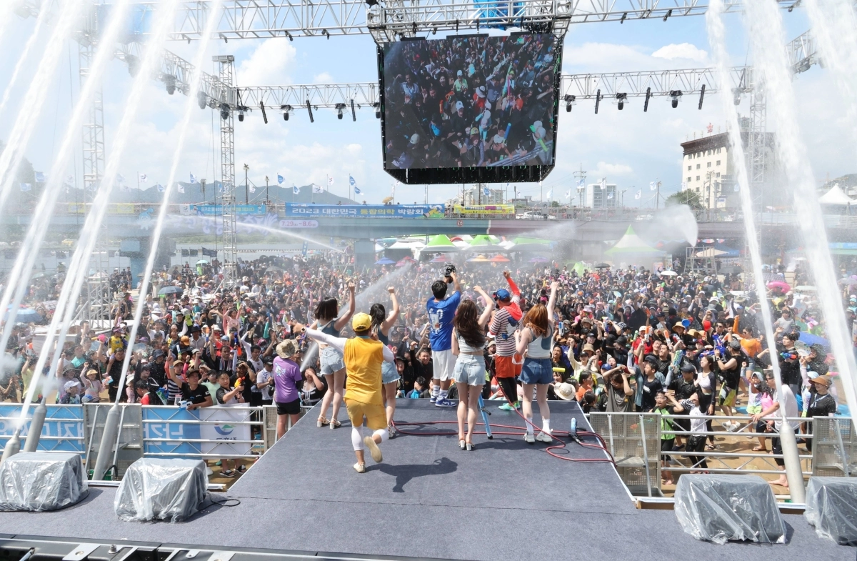 정남진 장흥 물축제 기간 열리는 지상 최대 물싸움 행사.