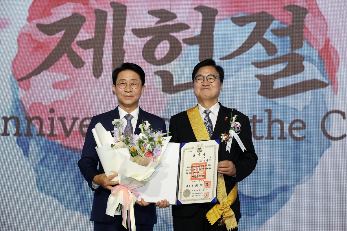 우원식 전 국회의장 무궁화장 전수
