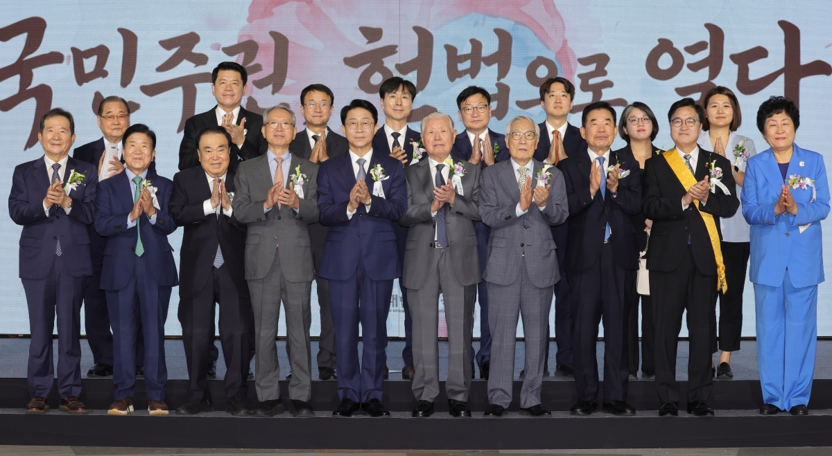 제헌절 경축식 기념 촬영을 하는 조정식 국회의장