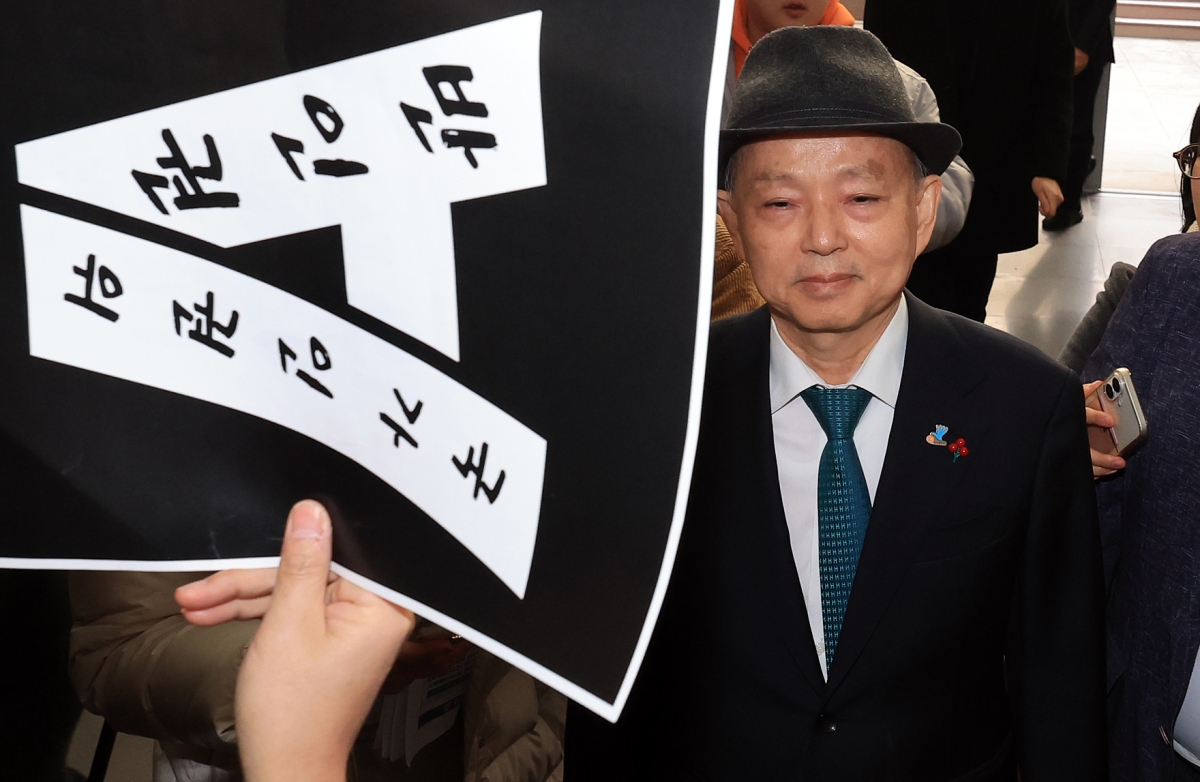 안창호 국가인권위원장이 지난해 12월 서울 중구 안중근의사기념관에서 열린 세계인권선언 77주년 2025 인권의 날 기념식에 참석하려다 인권단체 회원들에게 저지당하고 있다. 연합뉴스