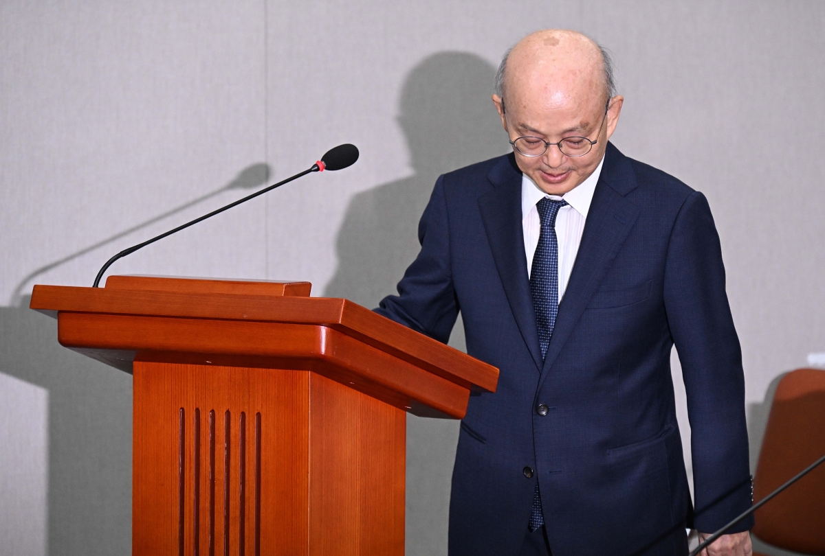 안창호 국가인권위원장이 2024년 후보자 시절 서울 여의도 국회 운영위원회에서 열린 인사청문회에서 인사말을 하기 전 인사하고 있다. 오장환 기자