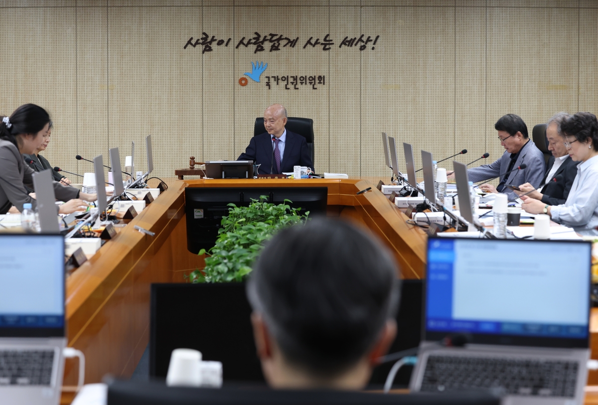 안창호 국가인권위원장이 13일 서울 중구 국가인권위원회에서 열린 제13차 전원위원회를 주재하며 의사봉을 두드리고 있다. 연합뉴스