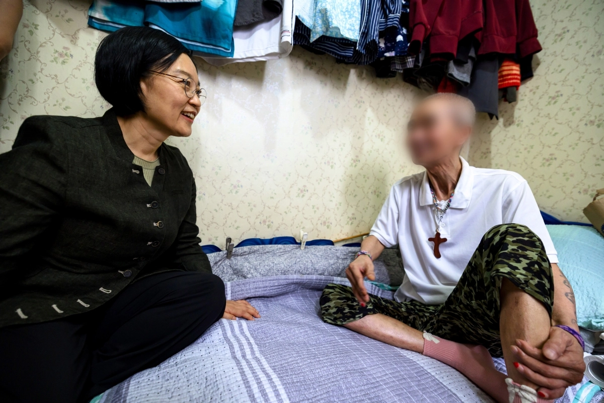 한성숙(왼쪽) 국무총리가 17일 서울 용산구 쪽방촌 독거 어르신 가정을 방문해 대화를 하고 있다. 총리실 제공