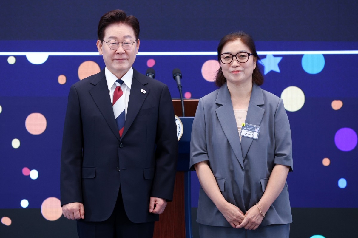이재명 대통령이 17일 청와대 영빈관에서 열린 ‘빛의 위원회’ 출범기념 시민초청행사에서 박미경 위원장에게 위촉장을 수여한 뒤 기념촬영을 하고 있다. 연합뉴스