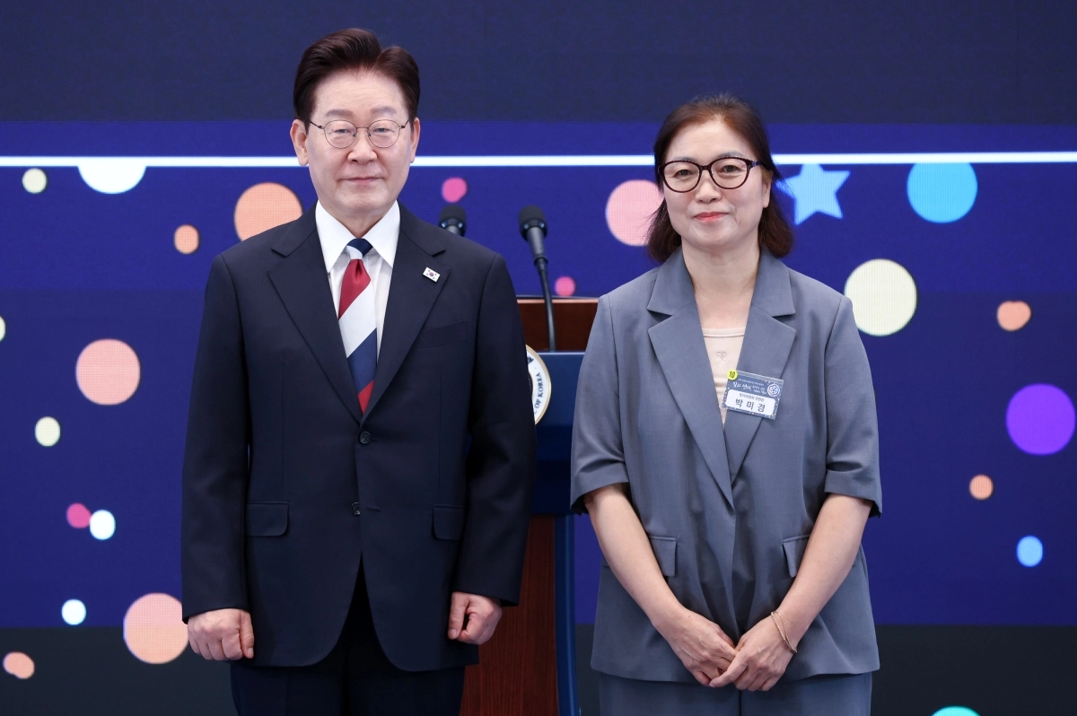 이재명 대통령이 17일 청와대 영빈관에서 열린 ‘빛의 위원회’ 출범기념 시민초청행사에서 박미경 위원장에게 위촉장을 수여한 뒤 기념촬영을 하고 있다. 연합뉴스