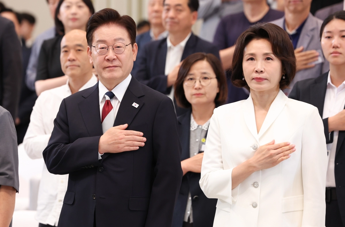 이재명 대통령과 김혜경 여사가 17일 청와대 영빈관에서 열린 ‘빛의 위원회’ 출범기념 시민초청행사에서 국민의례를 하고 있다. 연합뉴스