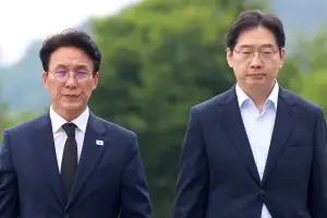 노무현 묘역 참배한 김민석, “만감 교차…몹시 그리운 분”