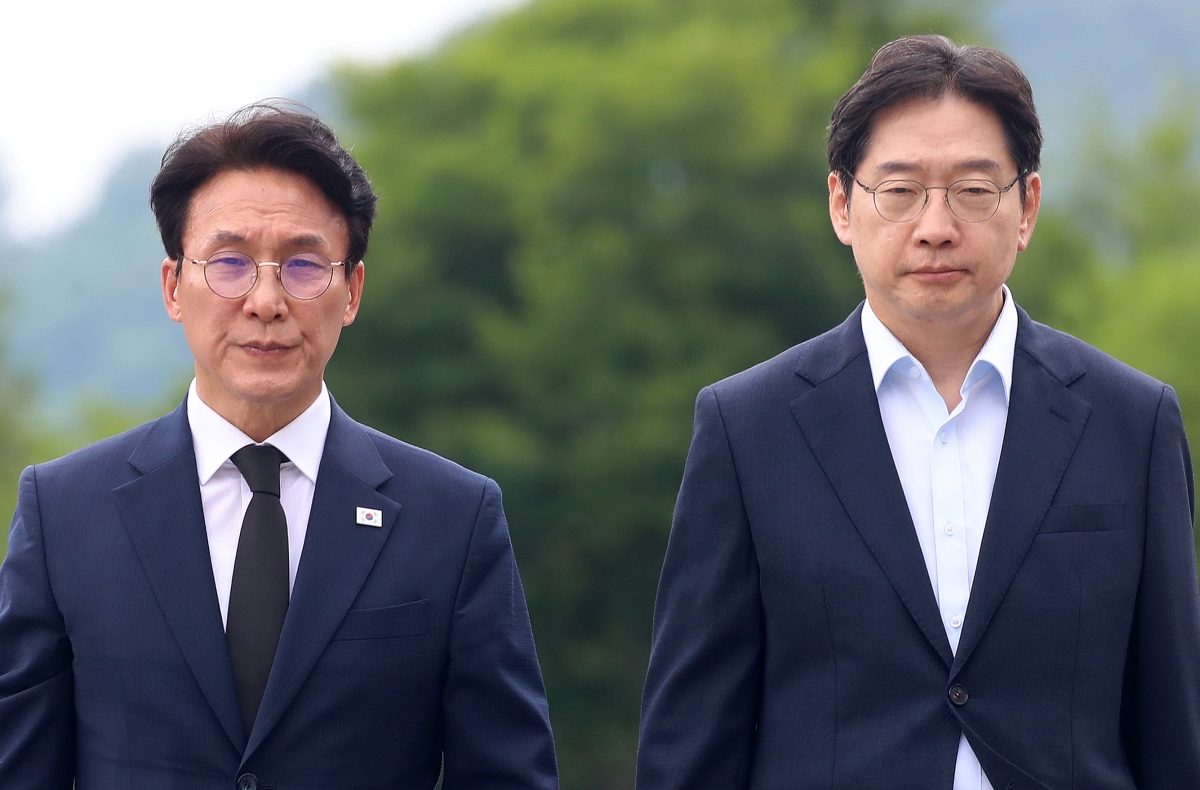 너럭바위 앞 김민석·김경수