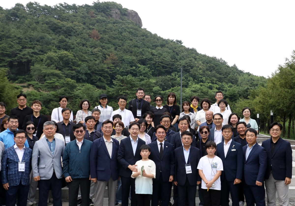 고 노 전 대통령 묘역 참배 마친 김민석·김경수