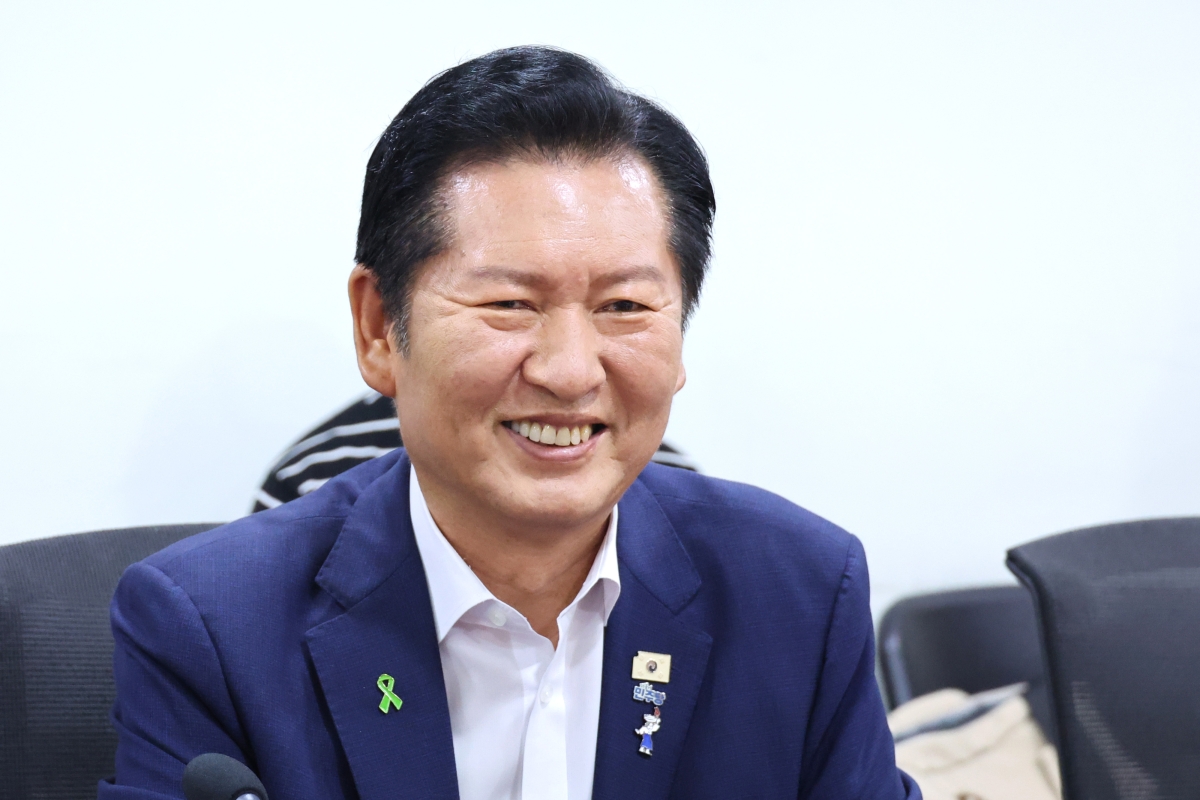 미소 짓는 정청래