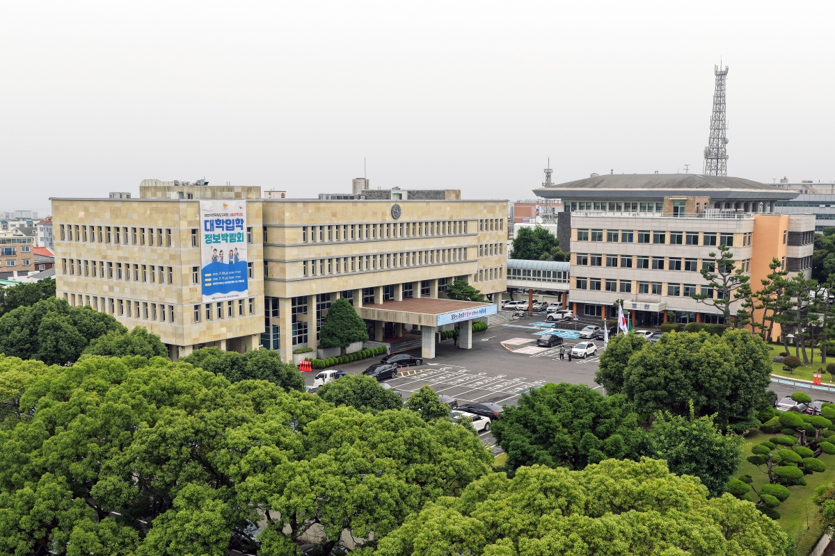 제주교사노동조합은 서이초 사건 3주기를 하루 앞둔 17일 성명을 내고 “애도만으로는 학교를 지킬 수 없다”며 교육활동 보호체계의 실질적인 개편을 촉구했다. 사진은 제주도교육청 전경. 제주도교육청 제공
