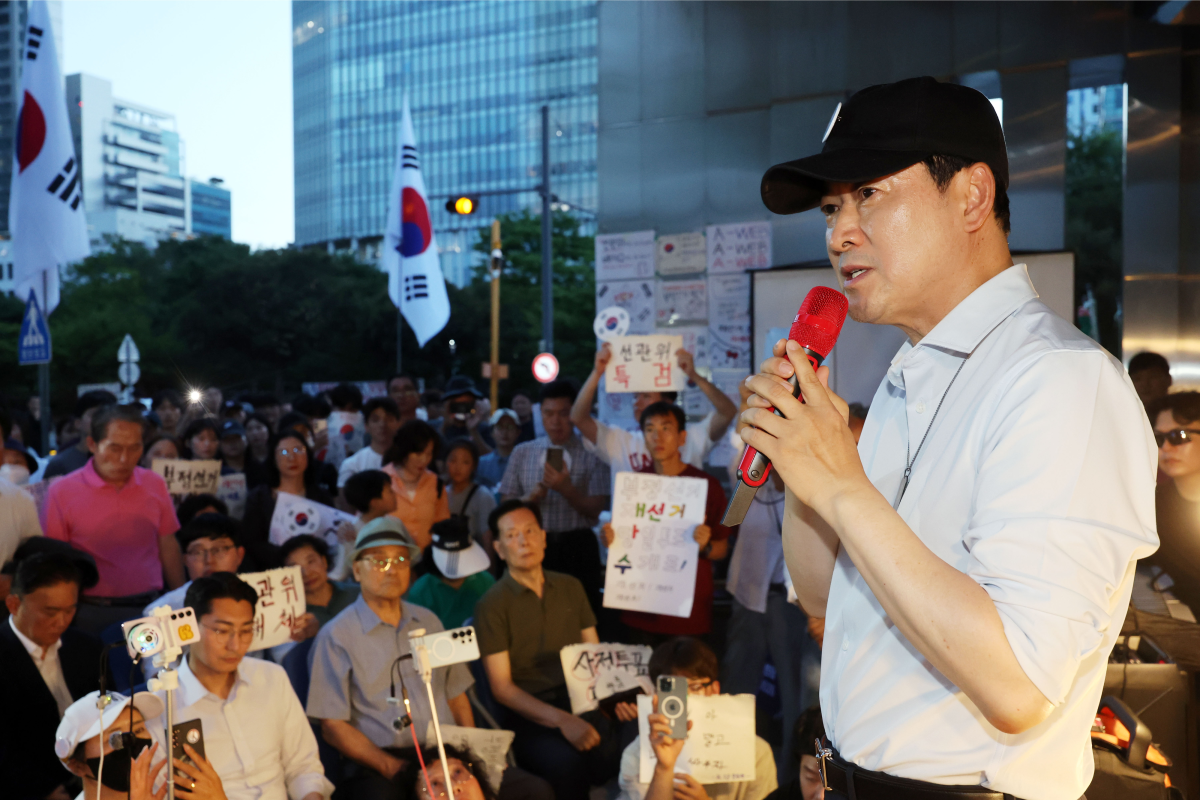 국민의힘 장동혁 대표가 15일 오후 전남광주통합특별시 서구 전남광주선거관리위원회 앞에서 열린 ‘선관위 해체 및 재선거를 요구하는 광주시민청년학생모임’ 집회에서 재선거를 촉구하고 있다. 연합뉴스