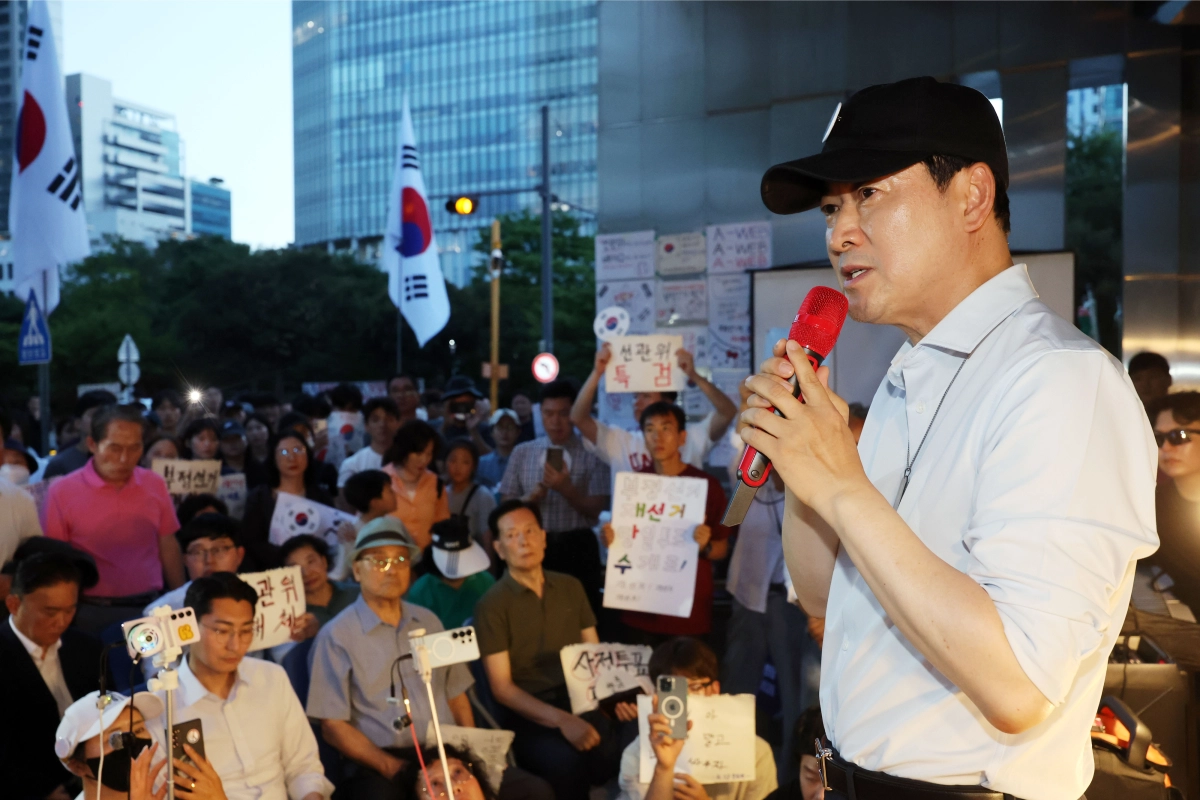 국민의힘 장동혁 대표가 15일 오후 전남광주통합특별시 서구 전남광주선거관리위원회 앞에서 열린 ‘선관위 해체 및 재선거를 요구하는 광주시민청년학생모임’ 집회에서 재선거를 촉구하고 있다. 연합뉴스