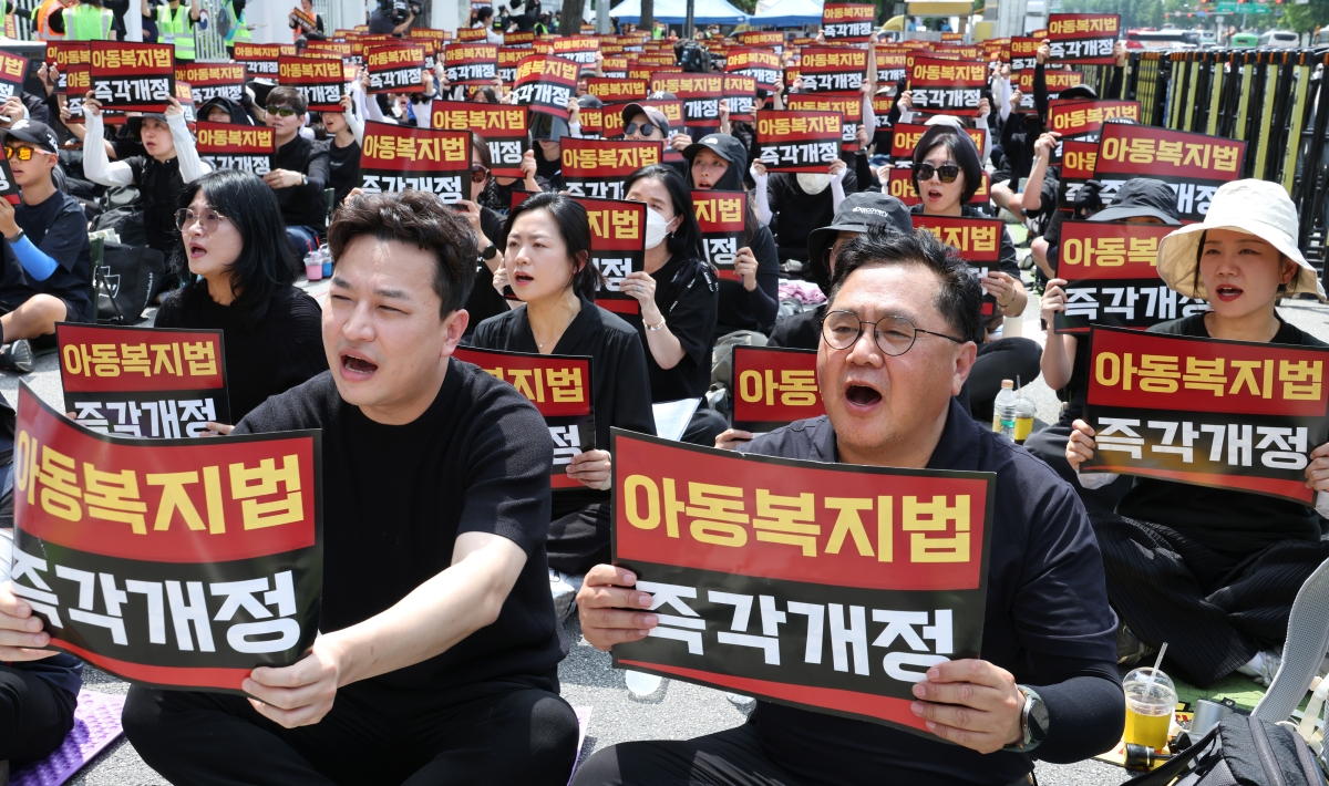 강주호(앞줄 왼쪽) 한국교원단체총연합회(한국교총) 회장과 김동석(앞줄 오른쪽) 한국교총 교권정책본부장 및 초등교사노조, 전국교직원노동조합(전교조) 등 교원단체 소속 교사 등 참석자들이 서이초 교사 사망 3주기를 하루 앞둔 17일 서울 종로구 정부서울청사 앞에서 열린 아동복지법 개정 촉구 집회에서 구호를 외치고 있다. 2026.7.17 연합뉴스