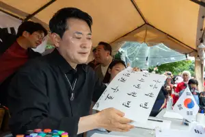 이승만 목걸이 한 장동혁 “중도확장 안 한다고? 올공 시민들과 함께하는 것”