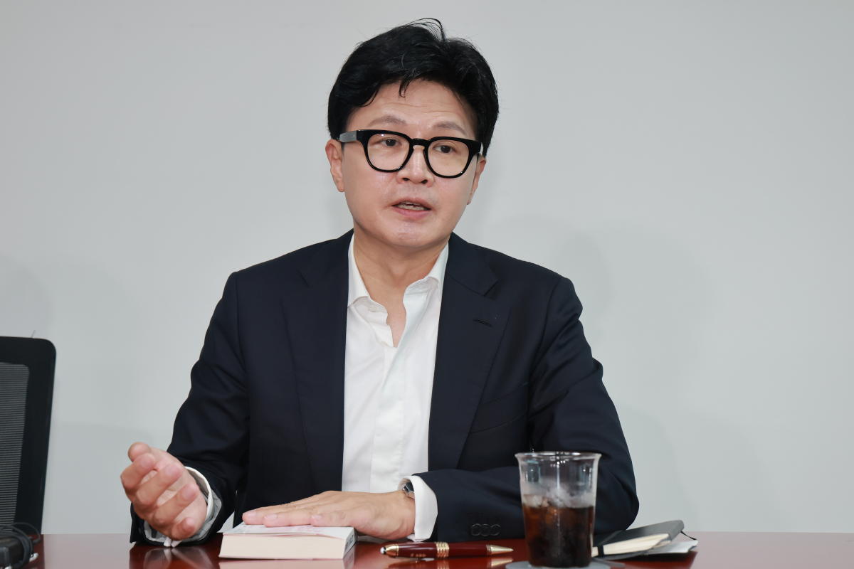 무소속 한동훈 의원이 13일 국회 의원회관 자신의 사무실에서 더불어민주당이 추진하는 검찰 보완수사권 폐지와 관련해 ‘부산 돌려차기’ 사건 피해자와 면담한 뒤 취재진을 만나 면담 내용을 설명하고 있다. 연합뉴스