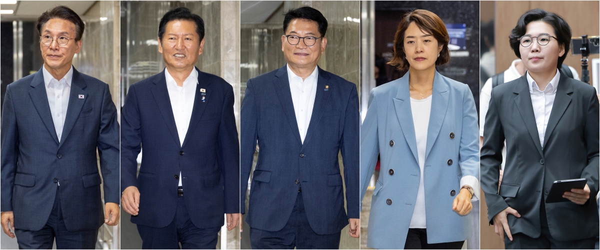 더불어민주당 8·17 전당대회에서 당 대표 경선에 출마한 김민석 전 총리(왼쪽부터), 정청래 전 대표, 송영길 의원, 고민정 의원이 14일 국회에서 열린 의원총회에 참석하고 있다. 같은 시각 김보미 전 강진군의원(맨 오른쪽)은 국회 소통관에서 기자회견을 열고 있다. 2026.7.14. 연합뉴스