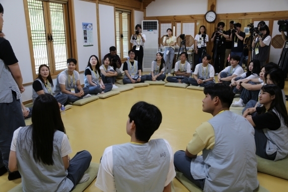 2024년 8월 강원 양양 낙산사에서 열린 ‘나는 절로’ 참가자들이 자기 소개를 하고 있는 모습. 대한불교조계종 사회복지재단 제공