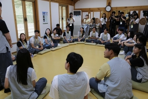 2024년 8월 강원 양양 낙산사에서 열린 ‘나는 절로’ 참가자들이 자기 소개를 하고 있는 모습. 대한불교조계종 사회복지재단 제공