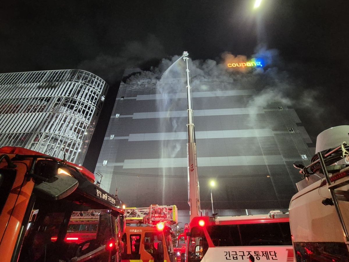 18일 오전 6시 54분쯤 인천 서해구 석남동 쿠팡 물류센터 6층에서 일어난 불이 이날 오후까지 이어져 소방당국이 야간 진화 작업을 벌이고 있다. 2026.7.18 인천소방본부 제공