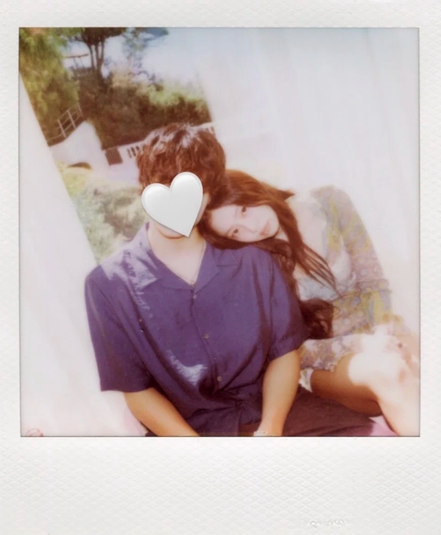 제니, SNS 해킹? 오밤중 ‘♥ 남성’과 밀착 다정샷 공개