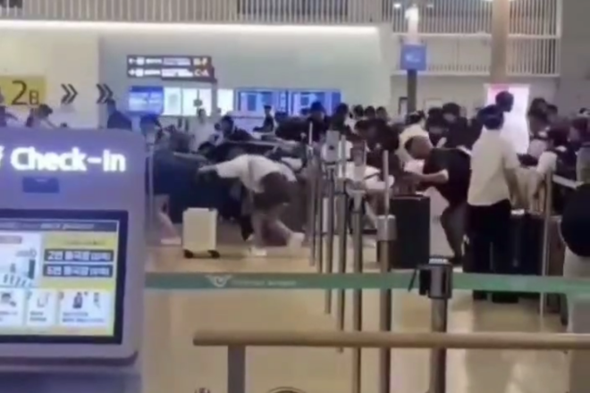 (영상)“차단선 넘어 무슨 난리” 인천공항 중국인 ‘집단새치기’ 논란 [이슈픽]