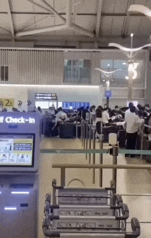 인천국제공항 출국장에서 중국인 이용객들이 떼로 새치기하는 상황이 반복적으로 발생해 다른 이용객들이 불편을 겪고 있다. 온라인 커뮤니티 캡처
