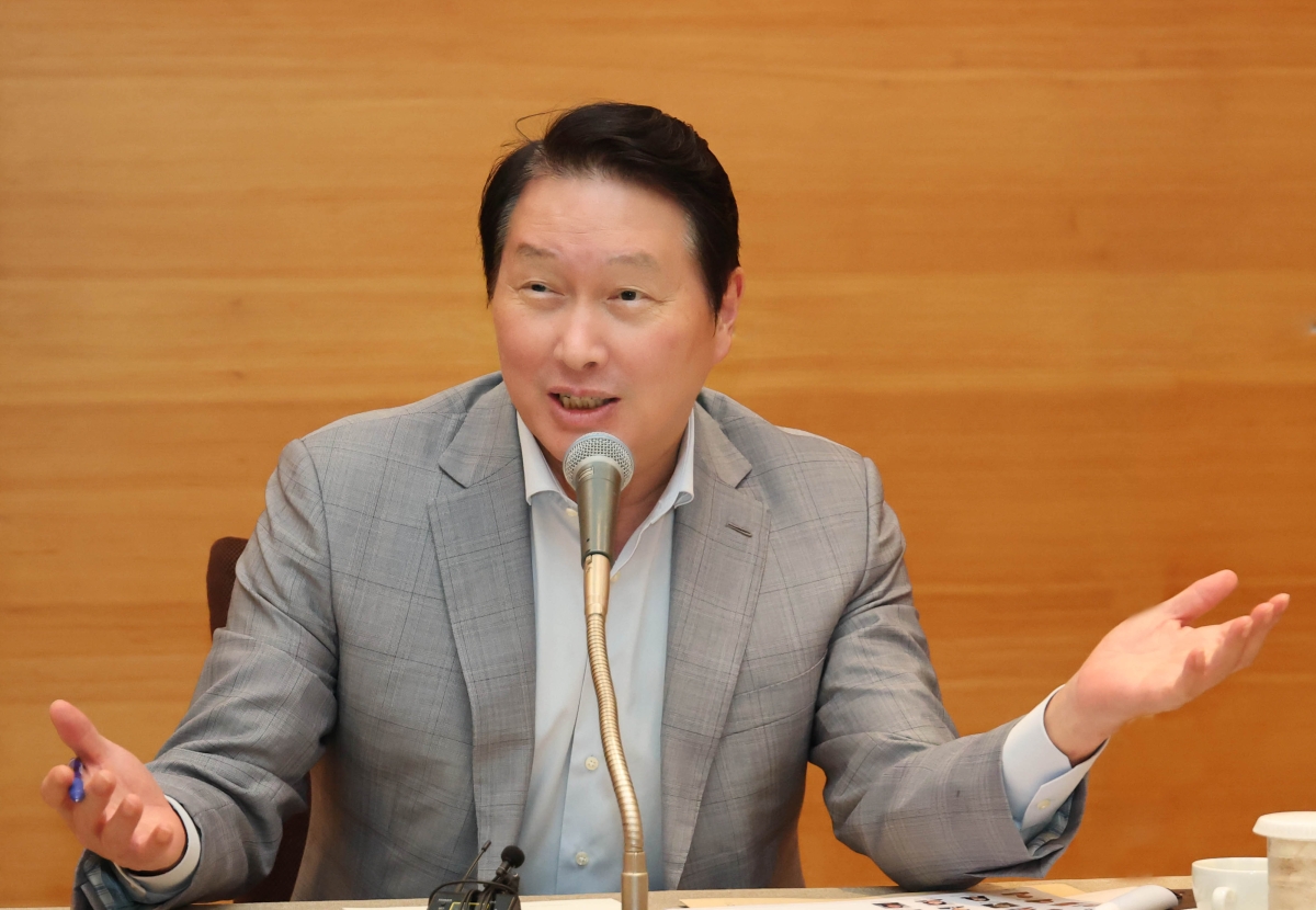 최태원 대한상공회의소 회장(SK그룹 회장)이 지난 15일 제주 신라호텔에서 열린 출입기자단 간담회에서 발언하고 있다. 대한상의 제공