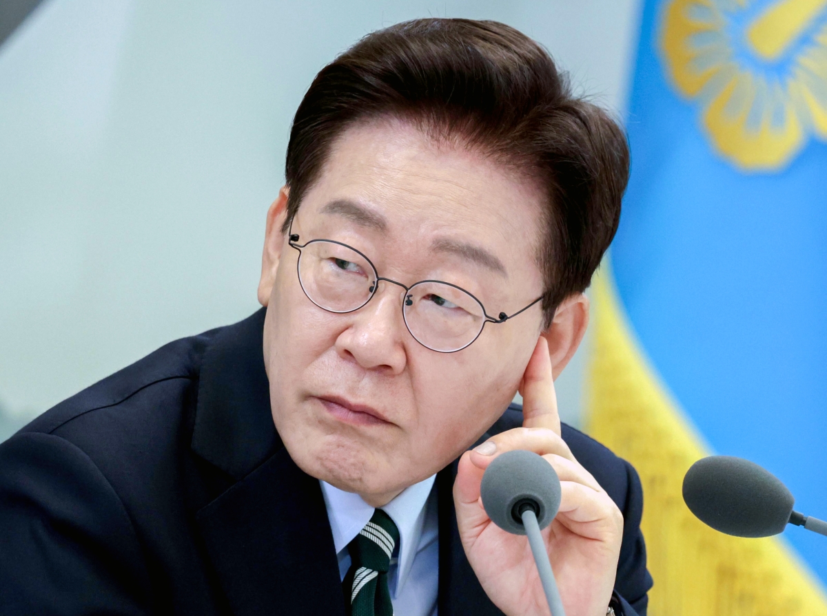 이재명 대통령이 16일 청와대 영빈관에서 열린 부처 업무보고에서 참석 기관장의 답변을 청취하고 있다. 2026.7.16 연합뉴스