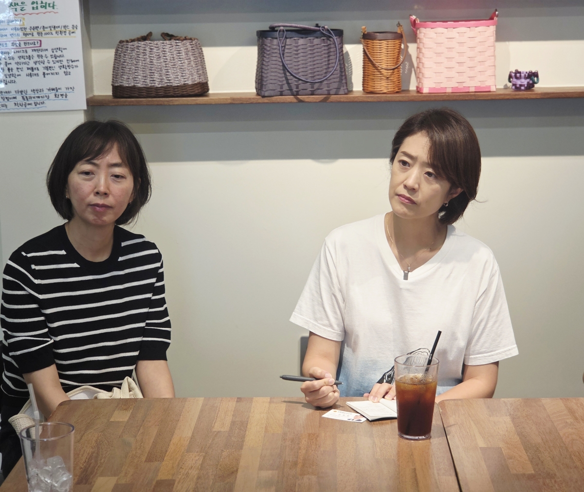 고민정(오른쪽) 더불어민주당 당대표 후보가 지난 17일 전북 부안군 계화면의 한 카페에서 청년 농업인, 여성 당원들과 간담회를 갖고 있다. 고민정 의원실 제공