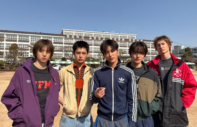 최근 데뷔 첫 콘서트를 진행한 그룹 코르티스가 짧은 공연 시간과 같은 곡이 반복되는 무대를 선보여 공연에 대한 반응이 엇갈리고 있다. 인스타그램