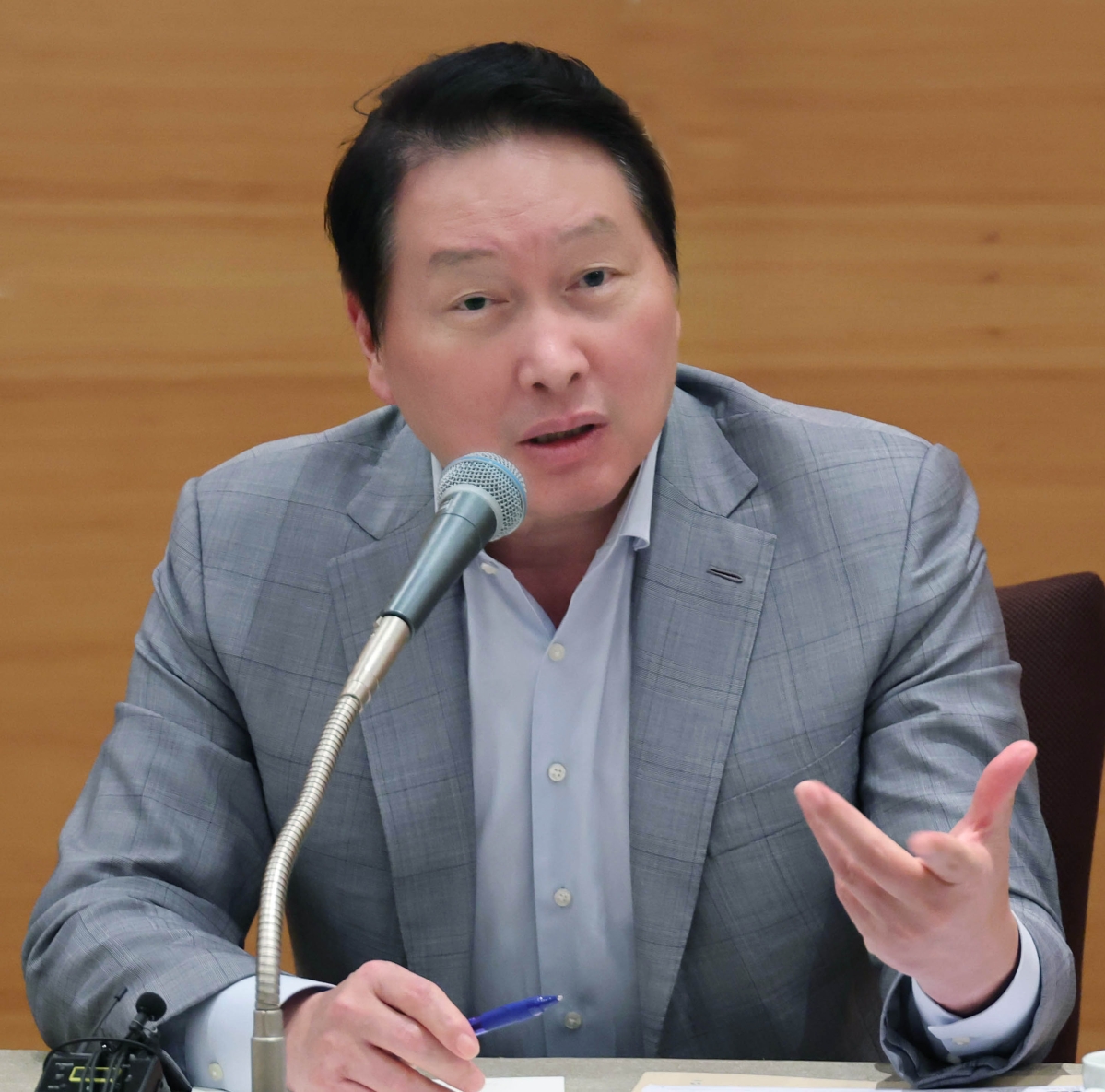 최태원(SK그룹 회장) 대한상공회의소 회장이 지난 15일 제주 서귀포시 신라호텔에서 진행된 대한상의 제주포럼 기자간담회에서 질의에 답변하고 있다. 대한상공회의소 제공