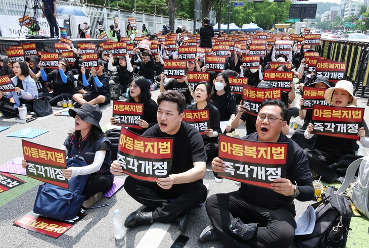 전국 초중고 교사들이 서이초 교사 사망 3주기를 하루 앞둔 17일 서울 종로구 정부서울청사 앞에서 열린 아동복지법 개정 촉구 집회에서 구호를 외치고 있다. 2026.7.17 연합뉴스