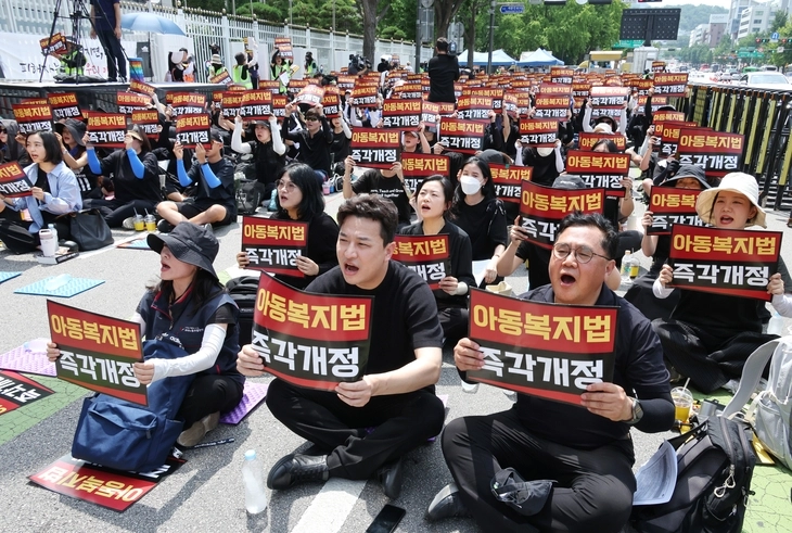 전국 초중고 교사들이 서이초 교사 사망 3주기를 하루 앞둔 17일 서울 종로구 정부서울청사 앞에서 열린 아동복지법 개정 촉구 집회에서 구호를 외치고 있다. 2026.7.17 연합뉴스