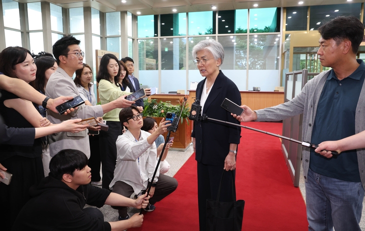 강경화 주미한국대사가 지난 15일 오후 조현 외교부 장관과 면담을 위해 서울 종로구 외교부 청사로 등청해 기자들의 질문에 답하고 있다. 강 대사는 외교장관 지시에 따라 한미 관계 전반에 대해 유관부처 업무협의 등을 위해 일시 귀국했다. 뉴시스