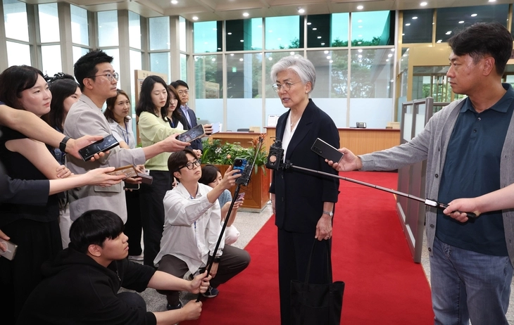강경화 주미한국대사가 지난 15일 오후 조현 외교부 장관과 면담을 위해 서울 종로구 외교부 청사로 등청해 기자들의 질문에 답하고 있다. 강 대사는 외교장관 지시에 따라 한미 관계 전반에 대해 유관부처 업무협의 등을 위해 일시 귀국했다. 뉴시스