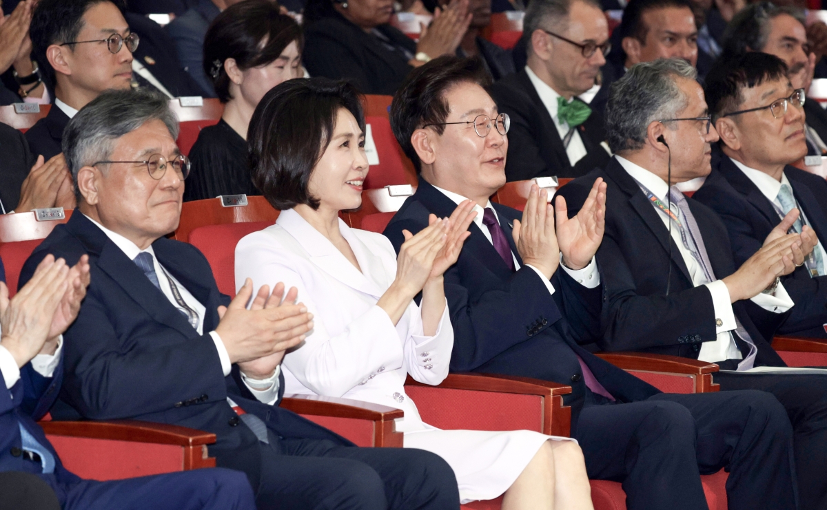 이재명 대통령과 김혜경 여사가 19일 부산에서 열린 제48차 유네스코 세계유산위원회 개회식에서 문화공연이 끝난 뒤 박수치고 있다. 왼쪽부터 허민 국가유산청장, 김 여사, 이 대통령, 칼레드 엘에나니 유네스코 사무총장, 이병현 제48차 세계유산위원회 의장. 부산 연합뉴스