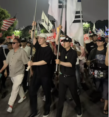 장동혁(앞줄 오른쪽) 국민의힘 대표와 김민수 최고위원(왼쪽)이 지난 17일 서울 송파구 올림픽공원에서 대형 태극기를 들고 선두에 서서 행진하고 있다. 페이스북 캡쳐