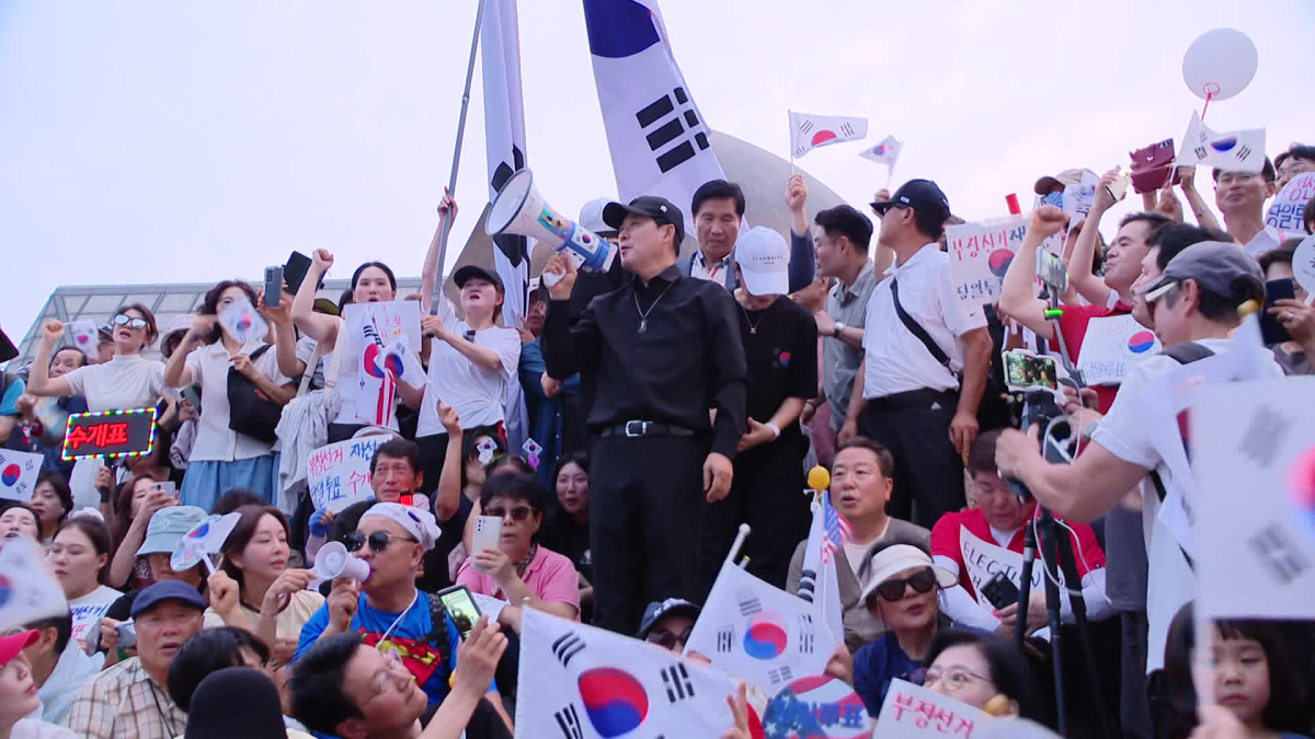 장동혁 국민의힘 대표가 지난 17일 서울 송파구 올림픽 공원에서 확성기를 들고 ‘부정선거, 재선거’를 외치고 있다. 유튜브 캡쳐