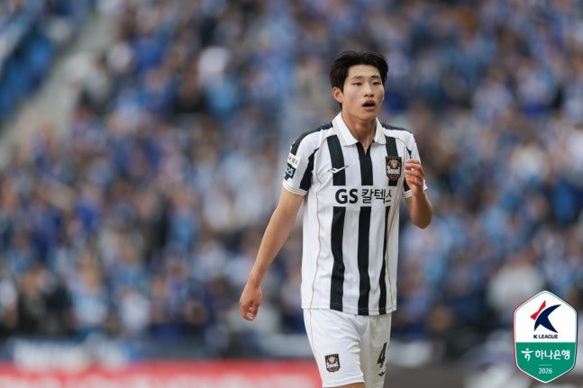 FC서울 손정범이 지난 2월 28일 인천축구전용구장에서 열린 K리그1 인천 유나이티드와 개막전을 소화하고 있다. 프로축구연맹 제공