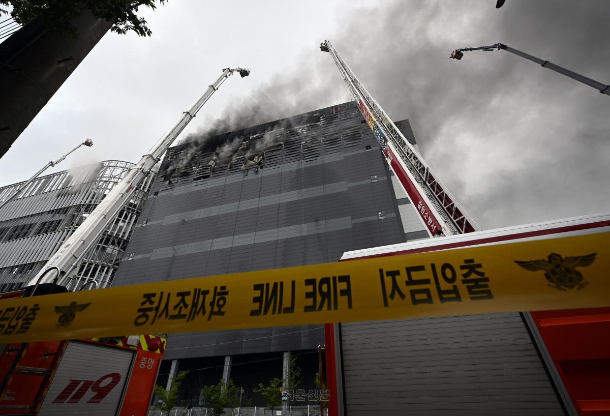 19일 이틀째 화재가 이어지고 있는 인천 서해구 석남동 쿠팡32물류센터에서 소방관들이 진화 작업을 하고 있다. 2026.7.19 홍윤기 기자
