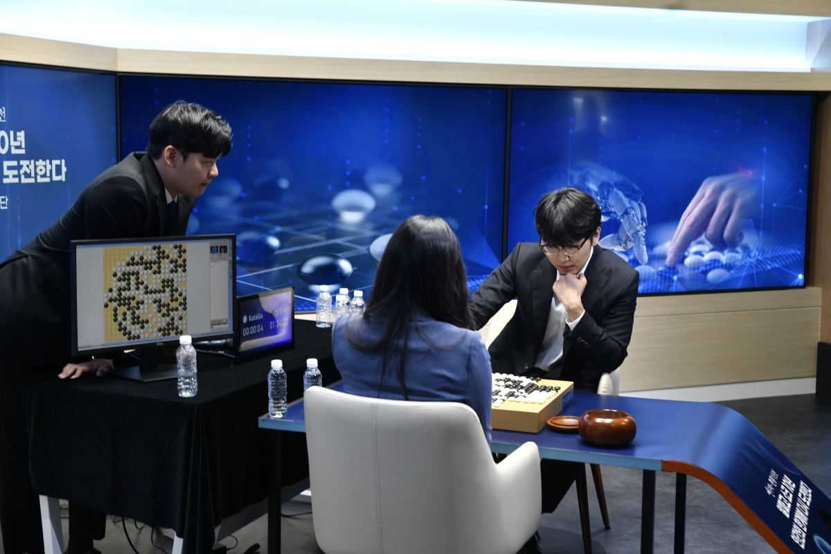 신진서(오른쪽) 9단이 19일 서울 중구 한국경제TV스튜디오에서 열린 쎈수학·한경 기신전에서 현존 최고의 바둑 인공지능(AI) 카타고를 상대로 장고를 거듭하고 있다. 한국기원 제공