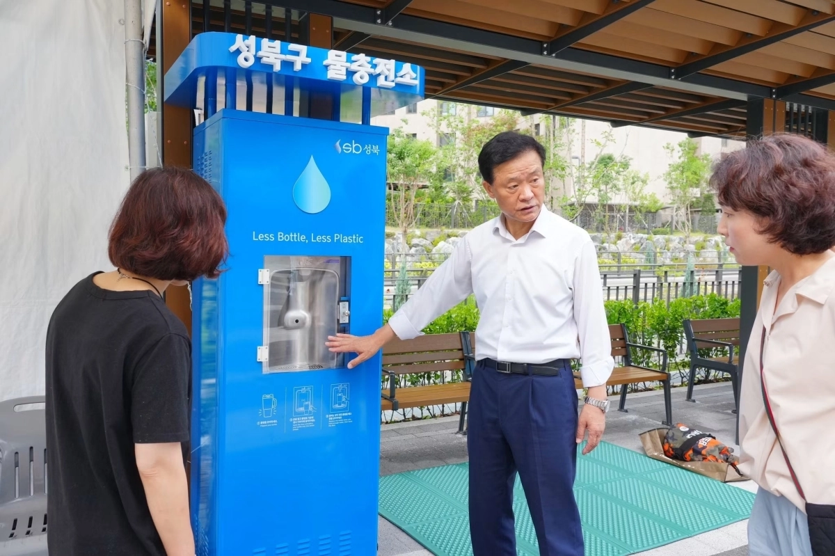 이승로 성북구청장이 11일 ‘성북구 물 충전소’ 사용 방법을 안내하고 있다. 성북구 제공