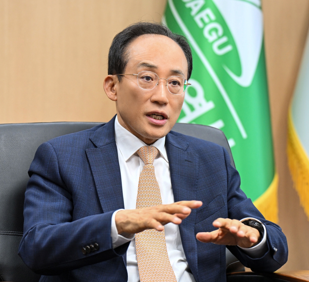 추경호 대구시장이 19일 서울신문과의 인터뷰에서 대구 경제 회복을 위한 시정 운영 방향에 대해 설명하고 있다. 추 시장은 대구의 공직사회, 기업인, 정치인의 의식과 제도, 문화, 관행 등 모든 걸 바꿔 경제, 복지, 안전, 문화를 대개조하겠다고 강조했다. 대구시 제공