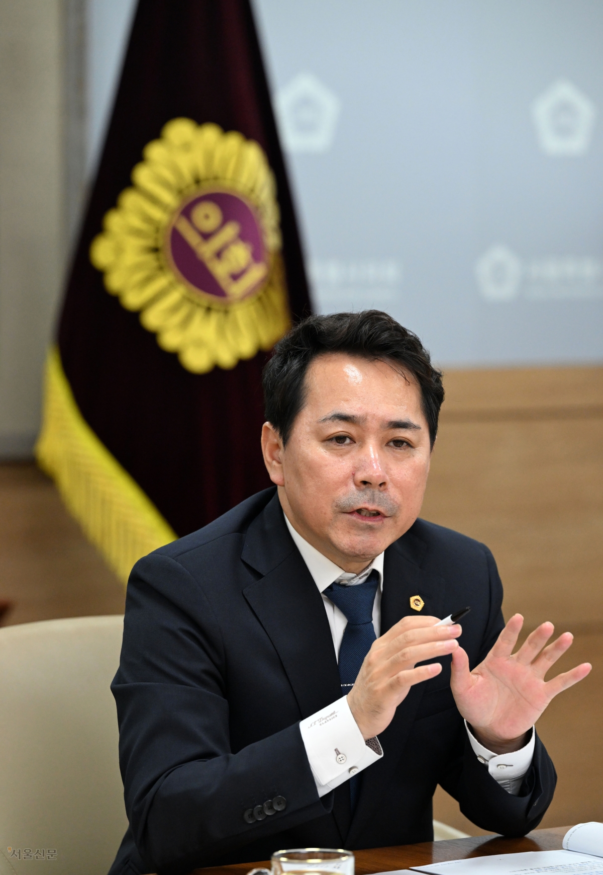제12대 서울시의회 임만균 의장이 지난 15일 의장실에서 서울신문과 인터뷰를 하고 있다. 역대 최연소 시의회 의장인 그는 청년 주거 문제 해결에 관심이 많다. 그는 “2004년 서울에 올라와 관악구 이곳저곳에서 10년 정도 자취를 하면서 ‘지옥고’(반지하·옥탑방·고시원)에서 다 살아봤다”고 설명했다. 도준석 전문기자