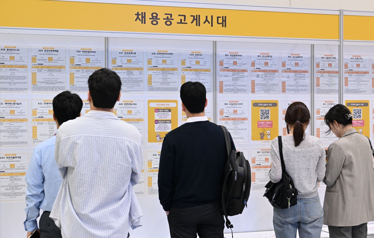 27일 서울 삼성동 코엑스에서 열린 취업박람회를 찾은 사람들이 취업정보를 보고 있다. 도준석 전문기자