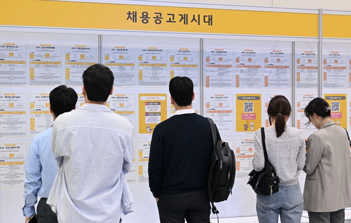 27일 서울 삼성동 코엑스에서 열린 취업박람회를 찾은 사람들이 취업정보를 보고 있다. 도준석 전문기자