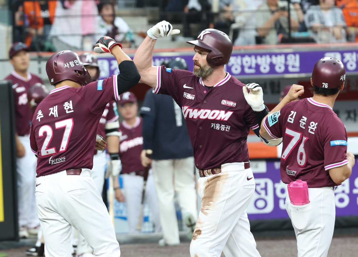 키움 히어로즈 외국인 타자 맷 데이비슨(가운데)이 17일 대전 한화생명 볼파크에서 열린 키움과 한화 이글스의 맞대결에서 2회초 3점 홈런을 치고 홈에 들어오며 추재현(왼쪽)과 세리머니를 선보이고 있다. 2026.7.17 대전 뉴스1