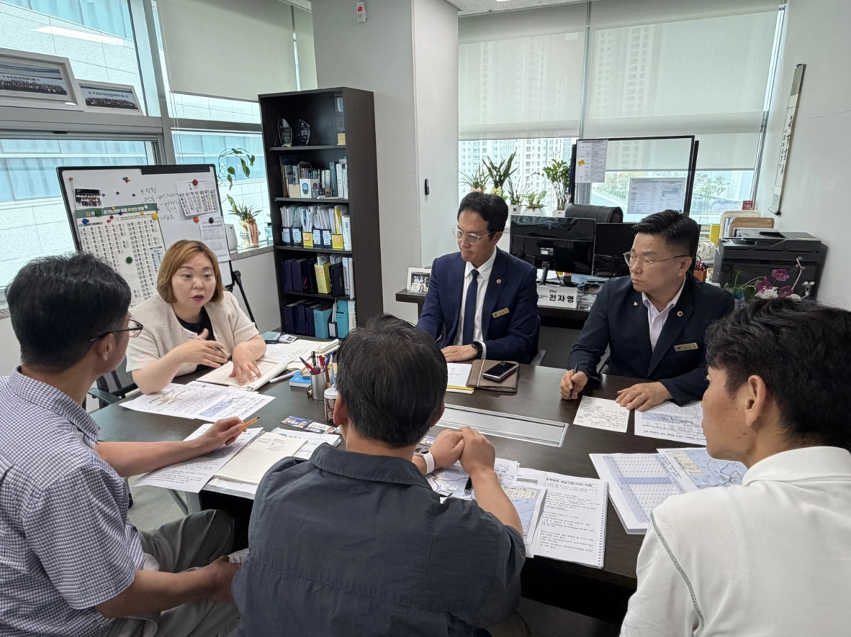 ▲전자영 의원이 교통국 관계자 및 시·도의원들과 함께 기흥역 일대 버스 노선 개선 및 공항버스 추진 방안을 논의하고 있다. (사진=경기도의회)