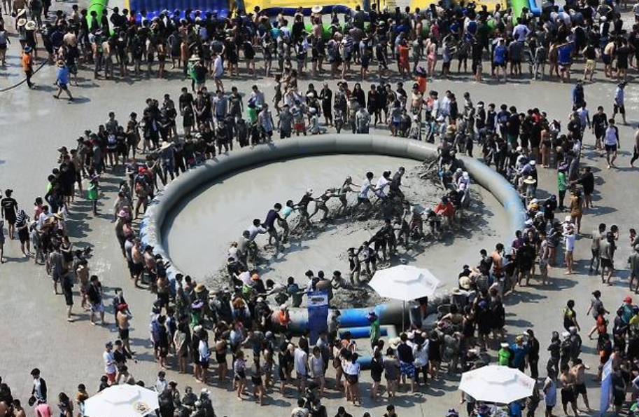 보령머드축제 참가자들이 머드 체험 행사에 참여하고 있다. 서울신문DB